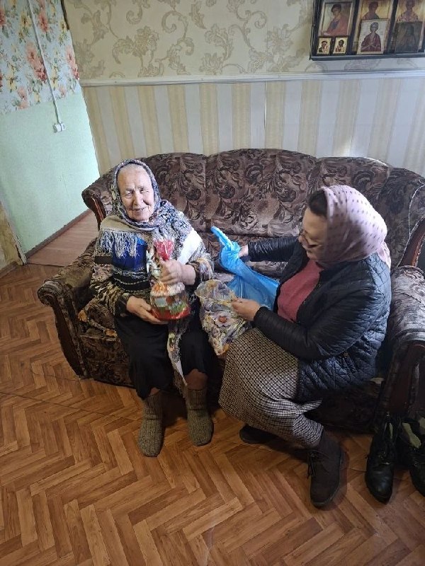 К светлому Празднику Пасха смогли передать продуктовые наборы пожилым прихожанам, которые уже по состоянию здоровья прийти на службу не смогли .
