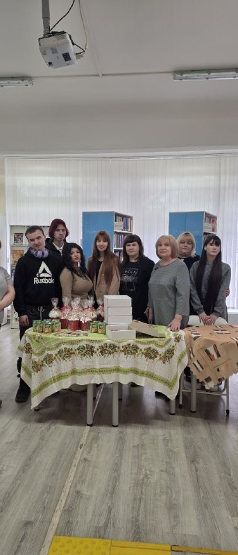Сегодня ребята со статусом сироты,  были в восторге увидев какие куличи ручной работы для них приготовила Наталья.